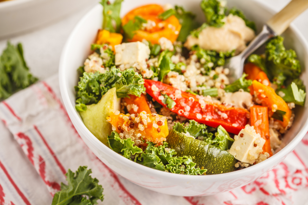 Salada de Quinoa com Vegetais – Uma Explosão de Sabores Saudáveis